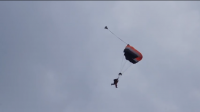  Анатолий Локоть прыгнул с парашютом на авиашоу «Я люблю тебя, Россия»