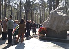 Коммунисты возложили цветы к мемориалу «Раненый воин» на Заельцовском кладбище Новосибирска