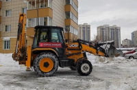 Виталий Быков и Николай Машкарин помогают в уборке снега на округе
