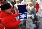 В Новосибирск прибыл символ новогодней столицы России — хрустальная снежинка