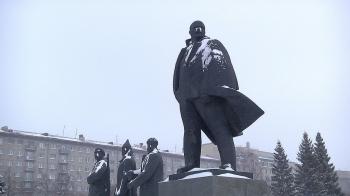 Возложение цветов к памятнику Ленину