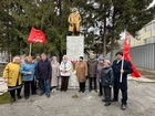 В Заельцовском районе прошло торжественное возложение цветов к памятнику Ленину