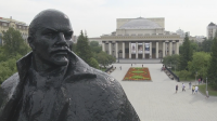  Новосибирские коммунисты помыли скульптурный комплекс на площади Ленина