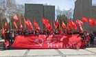 Новосибирцы вынесли огромное Знамя Победы к Монументу Славы
