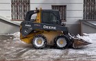Команда Антона Тыртышного помогает расчищать от снега и льда городские  дороги