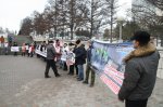 «Устали от наглого вранья»: Пикет против политики главы Новосибирского района прошел у стен Законодательного собрания