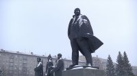 Возложение цветов к памятнику Ленину