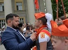 100 лет пионерии: В Новосибирске более 300 детей из 15 школ повязали красные галстуки