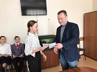Яков Новоселов вручил школьникам благодарности и именные стипендии