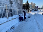 Антон Тыртышный помог с ремонтом поручня на Владимировском спуске