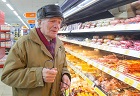 Две трети россиян экономят на еде