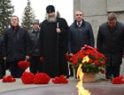 Помним подвиги поколений: Анатолий Локоть и Владимир Карпов возложили цветы к Монументу славы